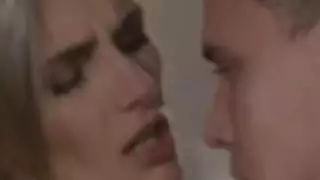 نحيف شقراء جبهة مورو خبطت في السرير
