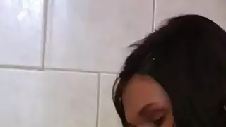 ديبي ممزقة في المرحاض العام