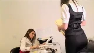 سيليست ستار وجورجيا جونز - أنا بحاجة لك على مكتبي