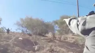 انظروا كيف يعاملون النساء على الحدود! هذا وقحة لاتينا حار جدا!