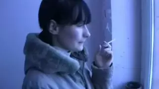امرأة سمراء ذات الشعر القصير ستوفر الرجل مع footjob في الحمام