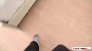زوجة الأب مفلس طراز كوغار يعطي اليد واللسان مثالية