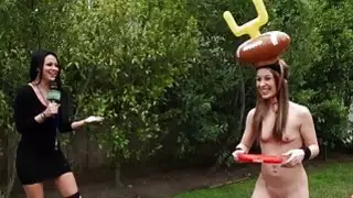 قام اثنان بنات أنشطة في الهواء الطلق للنقد