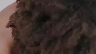 شقراء مثليه فاتنة يلعق كس أسود في السرير