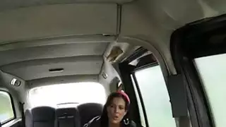 أقرن امرأة الأحمق استغل من قبل سائق المنحرف في سيارة أجرة
