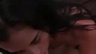 لاتينا سلوتي تثبت مهاراتها مص ديك في أسلوب بوف