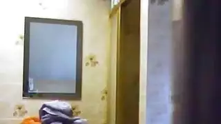 اشتعلت لي الجدة بكاميرا تجسس في الحمام