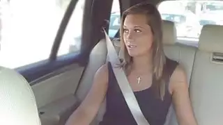 خفق الجمال التشيكي بوف في سيارة أجرة وهمية حتى creampie