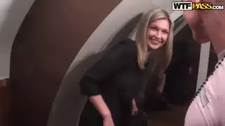 يأخذ يوكي شقراء جميلة على اثنين من الديكة