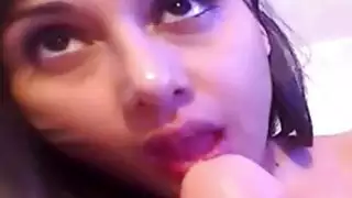 امرأة سمراء في سن المراهقة الهواة تمتص الديك وهمية