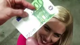 Eurobabe مارس الجنس في موقف للسيارات للنقد