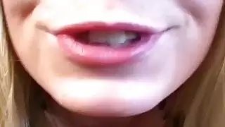 مفلس شقراء منفردا في سن المراهقة باستخدام دسار على الأريكة