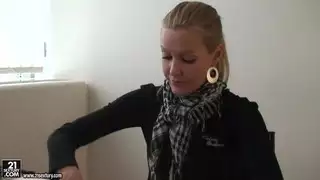 شقراء الاباحية صوفي Moone يحصل على بعض الهدايا سيئة