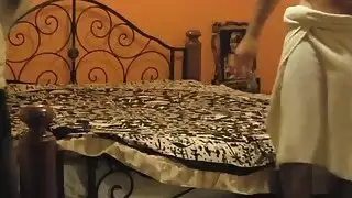 جميل أفريقي حبيبتي الكسيس يبتسم بينما يركب ديك أبيض كبير
