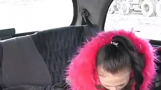 مفلس في الانفجارات على عجل في سيارة أجرة وهمية