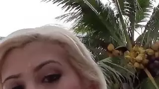 سخيف bigtit شقراء فتاة في تجمع
