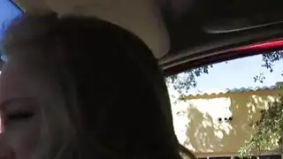 مثير في سن المراهقة وقحة Staci مارس الجنس على الطريق من قبل شخص غريب