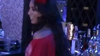اللاتينا كس touse upskirt يعطي اللسان في المقابل