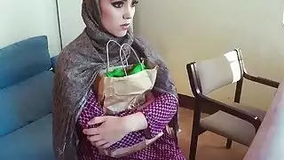 هوتي عربي يحصل على حلق مهبل محشوة على الطاولة
