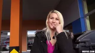 يينا تومض حلمتيها الهواة بالنسبة لنا