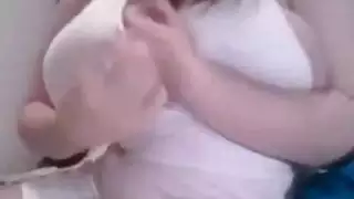 في سن المراهقة مع كس ضخمة الثدي اللعب على كاميرا ويب