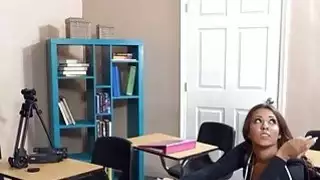 Slutty في سن المراهقة طالب صوفيا توريس الحمار مارس الجنس بواسطة معلمها