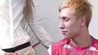 وكيل الإناث مع حزام على الملاعين الهواة المتأنق