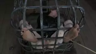 عسلي المنومة يحصل باطن لها مدغدغ في الفيديو BDSM