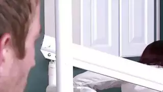 الآنسة مونيك ألكسندر تمتص مريضها داني ديس ديك