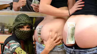 زوجان hotties جاهزة لبندقية جديدة