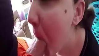 فتاتي يحب عندما أقوم بسكب بعض الحيوانات المنوية في فمها
