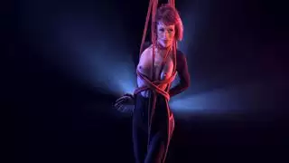 أحمر يجد نفسه متشابكا