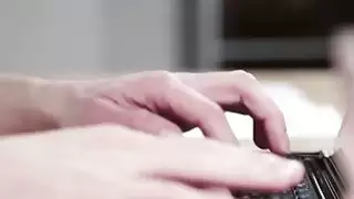 تشعر لولا تايلور بالتوتر الجنسي في الهواء في المكتب