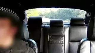 نحاس ينتقد مؤذلا ليلى على المقعد الخلفي لسيارته