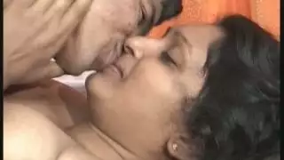 الرجل النحيف يقبل ويثير السمين صديقته الهندية