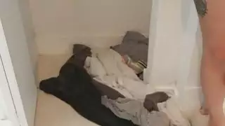 بيكيني في سن المراهقة يفجر سباك لتحديد الأنابيب