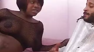 ركوب الخيل الأبنوس cockhungry وتمتص الديك حتى ينسى عن الحمل
