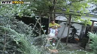 عمل الهواة في الهواء الطلق رهيبة مع زوجين الساخنة