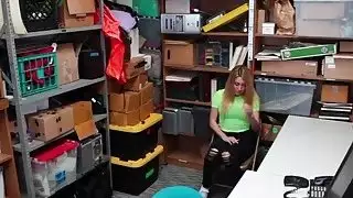 نحيل في سن المراهقة اليكسا shoplifts ويتعلم الدرس لها