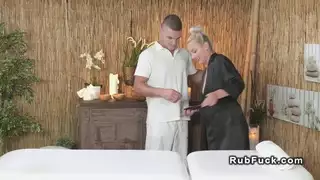 مدلك من ذوي الخبرة يحصل اللسان واللعنة