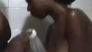 مفلس الأفريقية يسبوس غسل الهيئات في الحمام