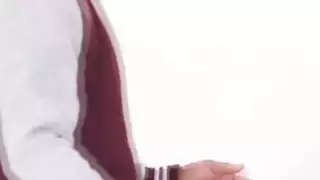 في سن المراهقة يقع في الحب مع الديك الأسود الكبير