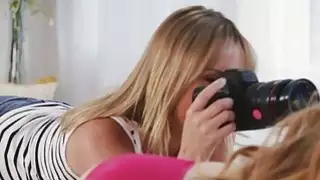 سامانثا هي عذراء ولا أحد يضع لسانها على البظر قبل خطوة أمي