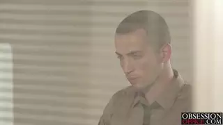 انه يغرق الديك الخفقان العميق داخل بوسها الرطب