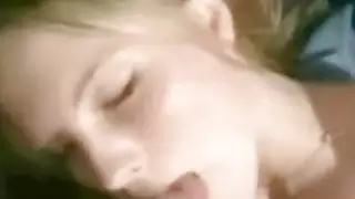 المتأنق المتأنق هو ضجيج صديقته بشكل جيد