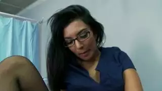 مريض سلوتي يمص قضيب الطبيب في المستشفى