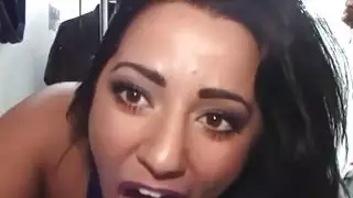 الأشقر ينتشر ساقيها واسعة لعق المهبل
