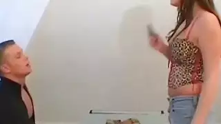 لقد حان 18yo امرأة سمراء هوتي لمعاقبة لها مان بعقب