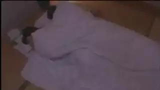 الأم الآسيوية وابنها في وقت متأخر من الليل