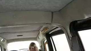 كبير الثدي فاتنة ثمل ونائب الرئيس facialed من قبل سائق قرنية